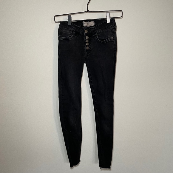 Free People Jeans Women's Size 24 Black Reagan Raw Hem Button Fly Skinny Denim - Picture 1 of 5